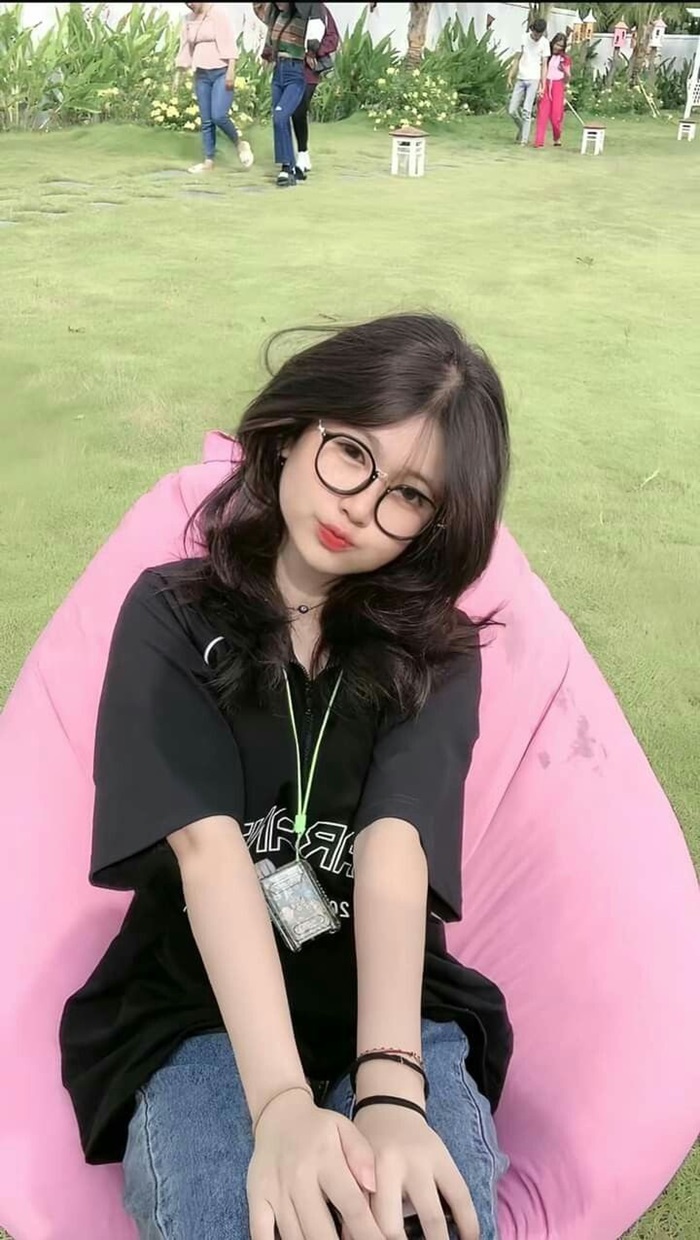 gái xinh k11 đeo kính