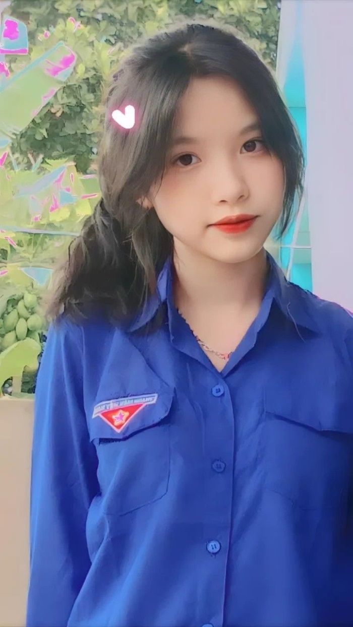 gái xinh k11 mặc áo đoàn