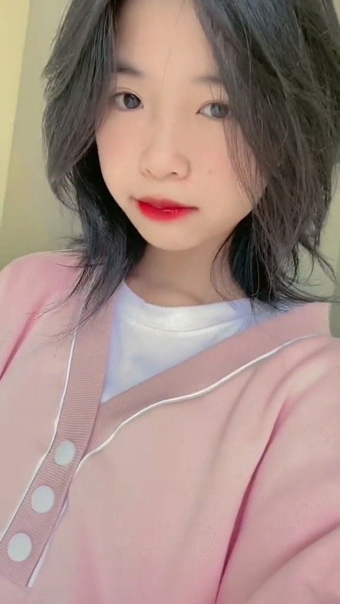 gái xinh k11 mặc áo hồng