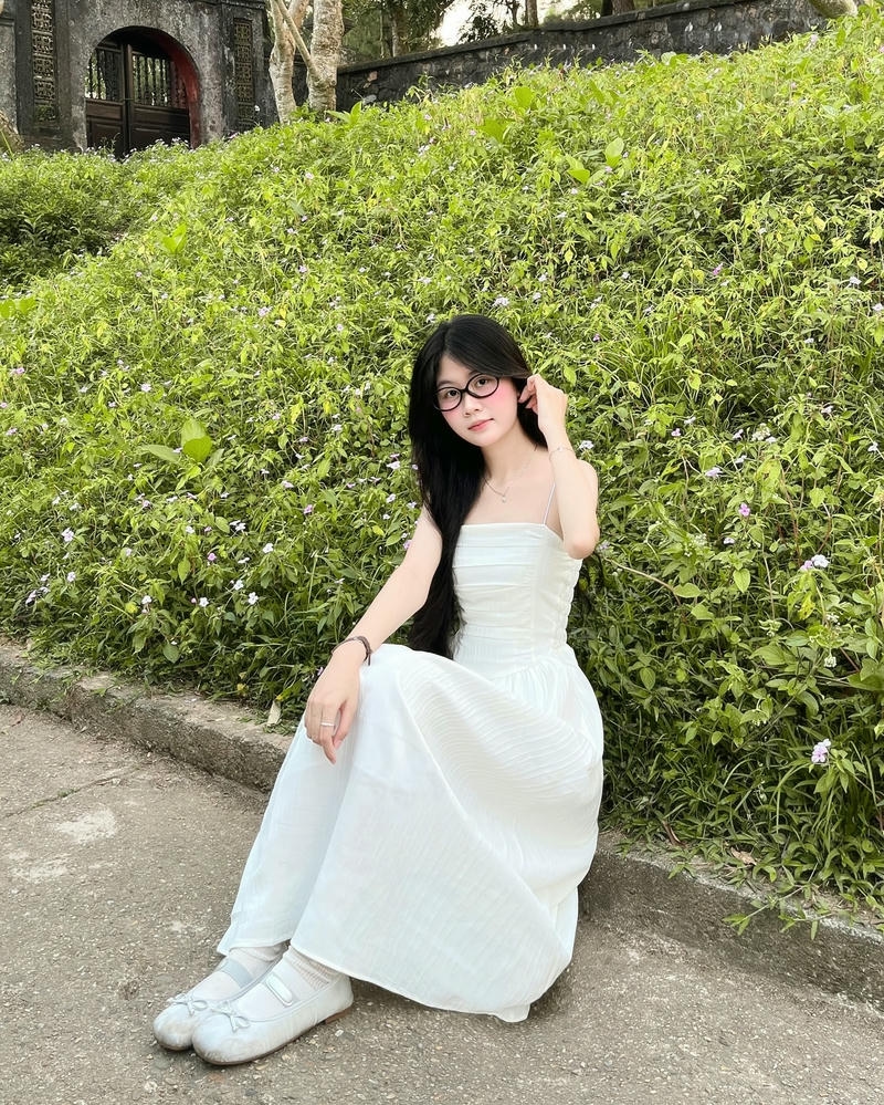 gái xinh k7 mặc váy trắng dài