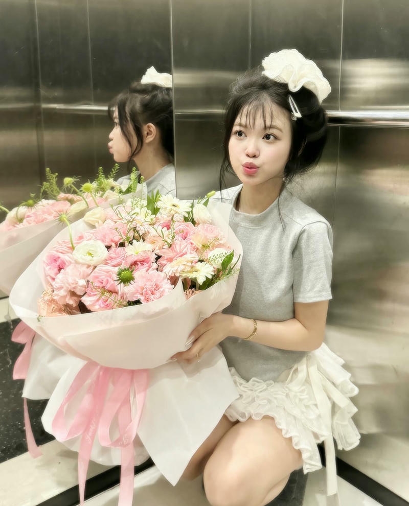 gái xinh k7 ôm hoa