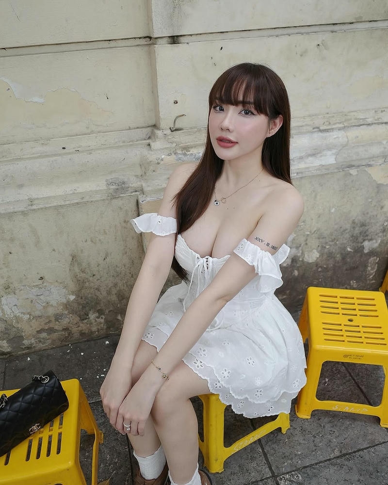 gái xinh khoe ngực