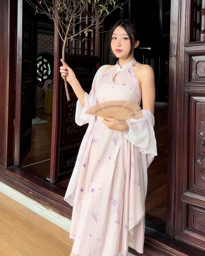 gái xinh mặc áo dài cầm cây đào