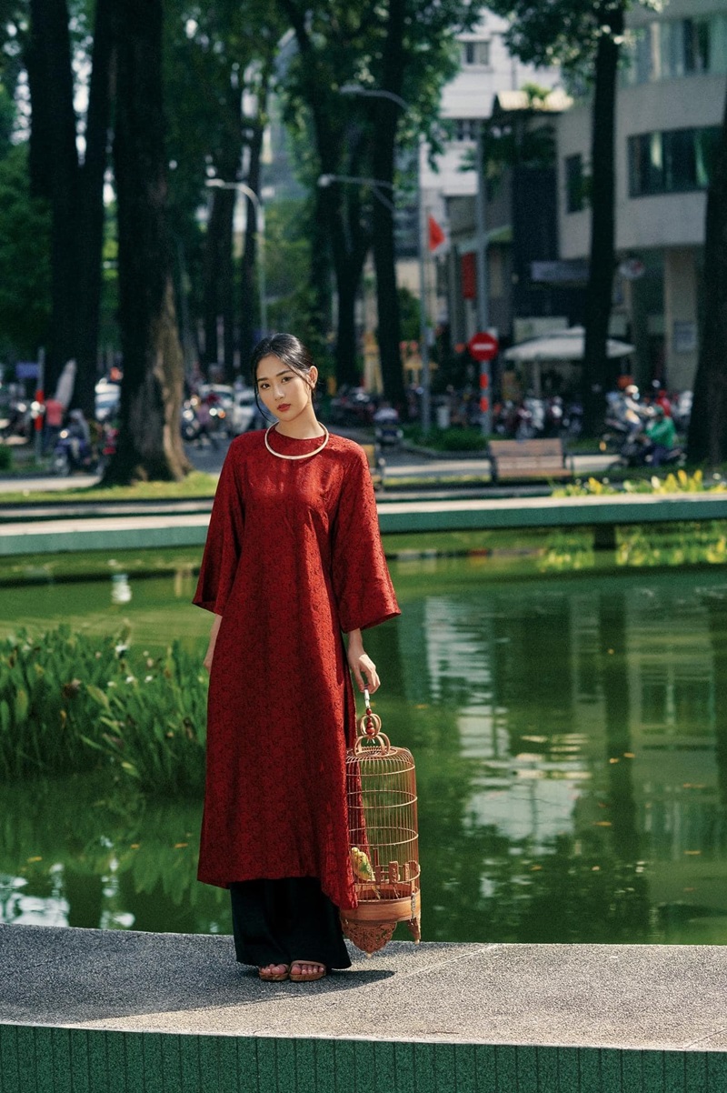 gái xinh mặc áo dài cầm lồng chim