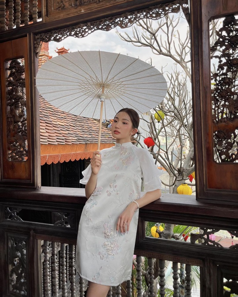 gái xinh mặc áo dài cầm ô
