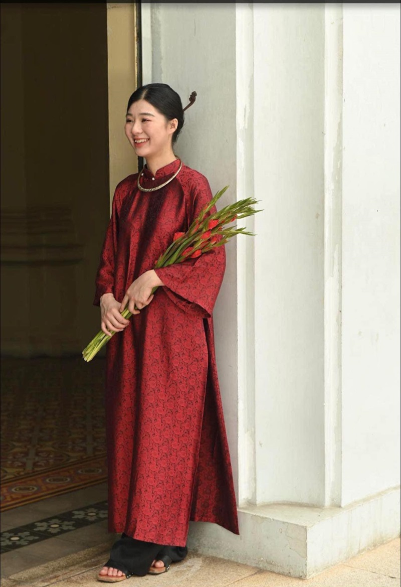 gái xinh mặc áo dài cười nhe răng