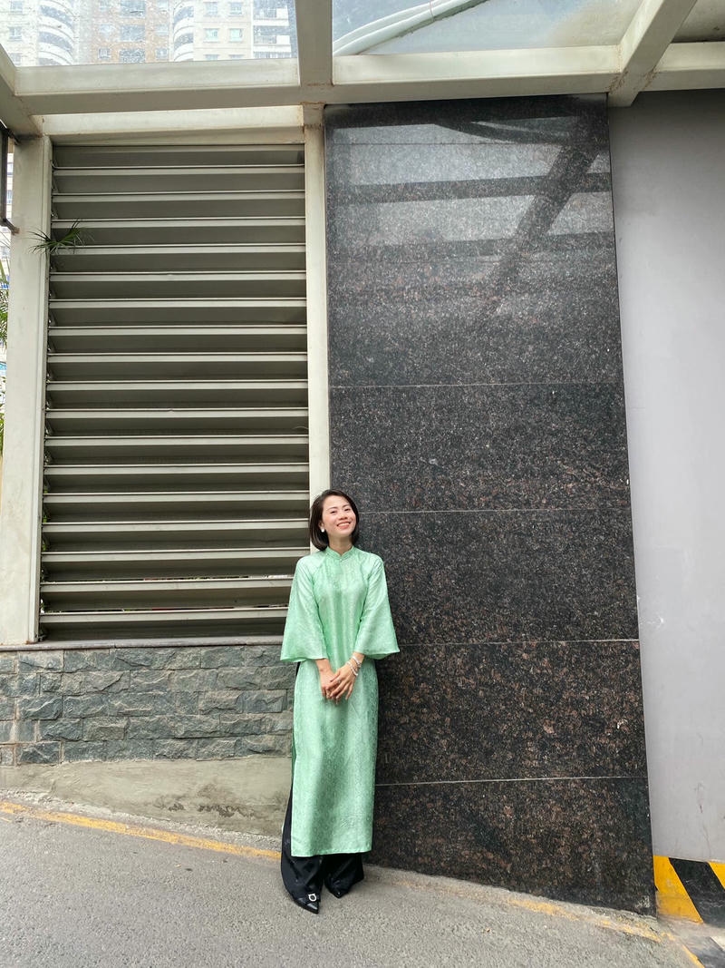 gái xinh mặc áo dài màu xanh
