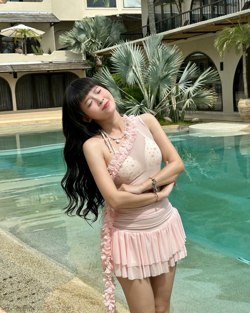 gái xinh mặc bikini liền