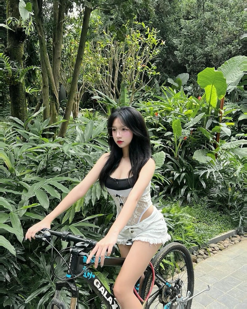 gái xinh mặc quần ngắn đạp xe
