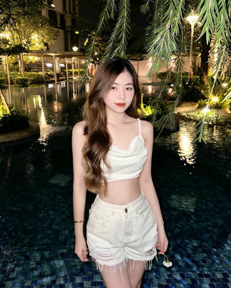 gái xinh mặc quần ngắn hở eo