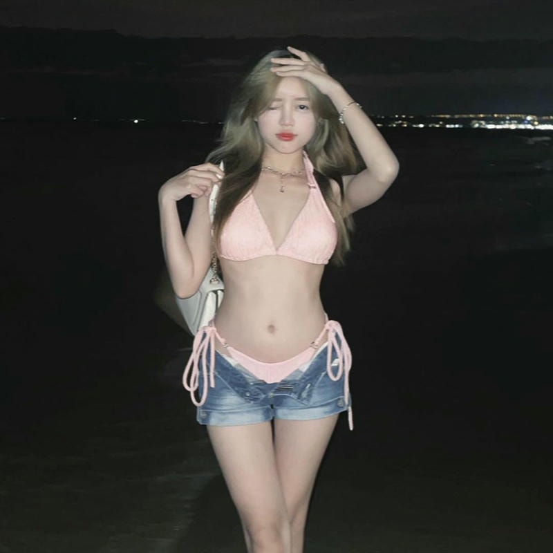 gái xinh mặc quần ngắn hở zú