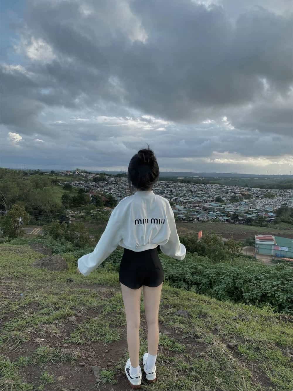 gái xinh quay lưng duyên.