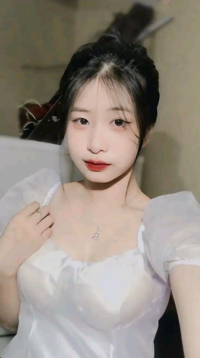 hình ảnh gái xinh 2k9 mặc váy trắng