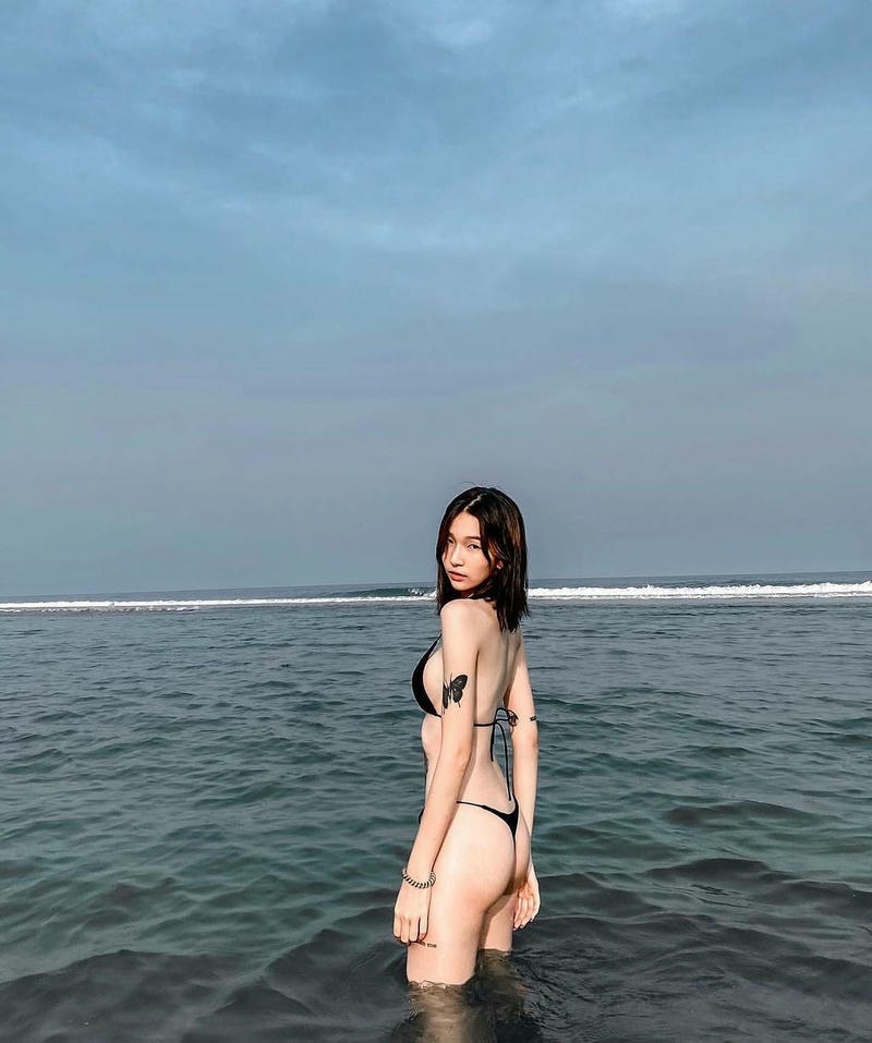 hình ảnh gái xinh douyin đi biển