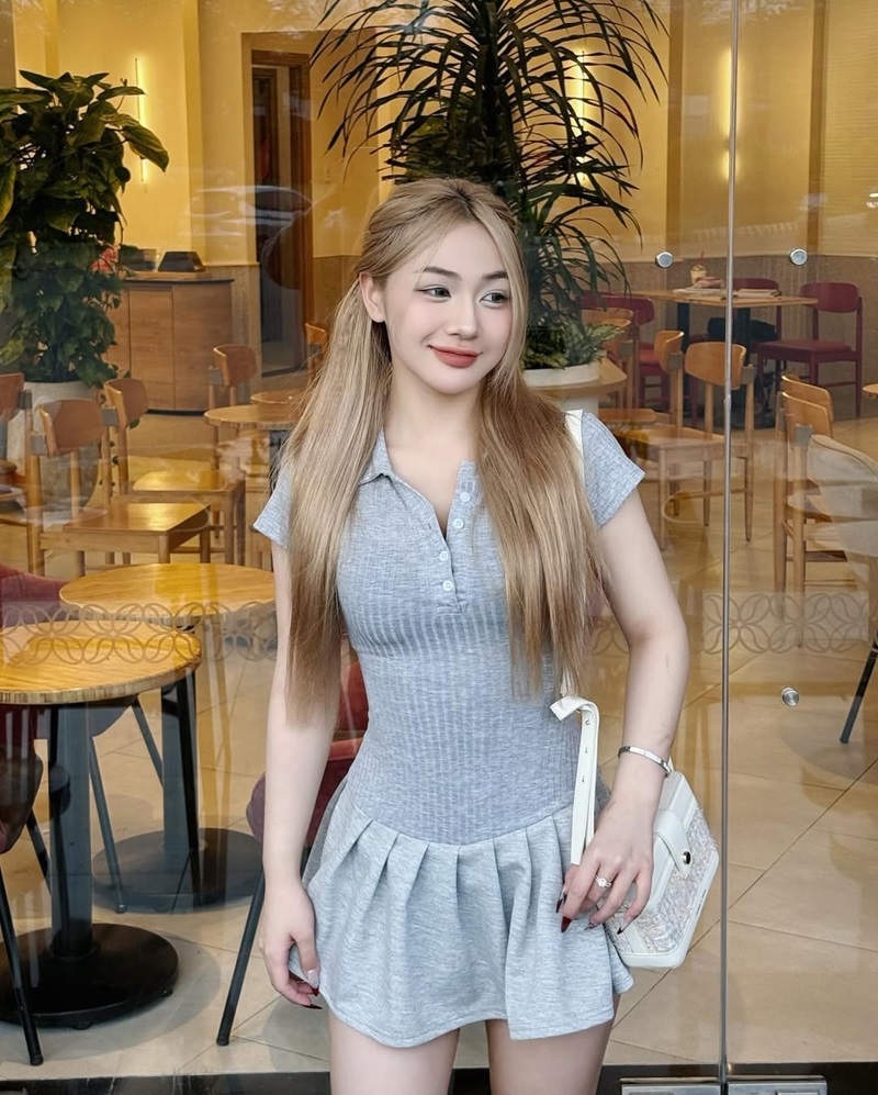 hình ảnh trần hà linh đeo túi