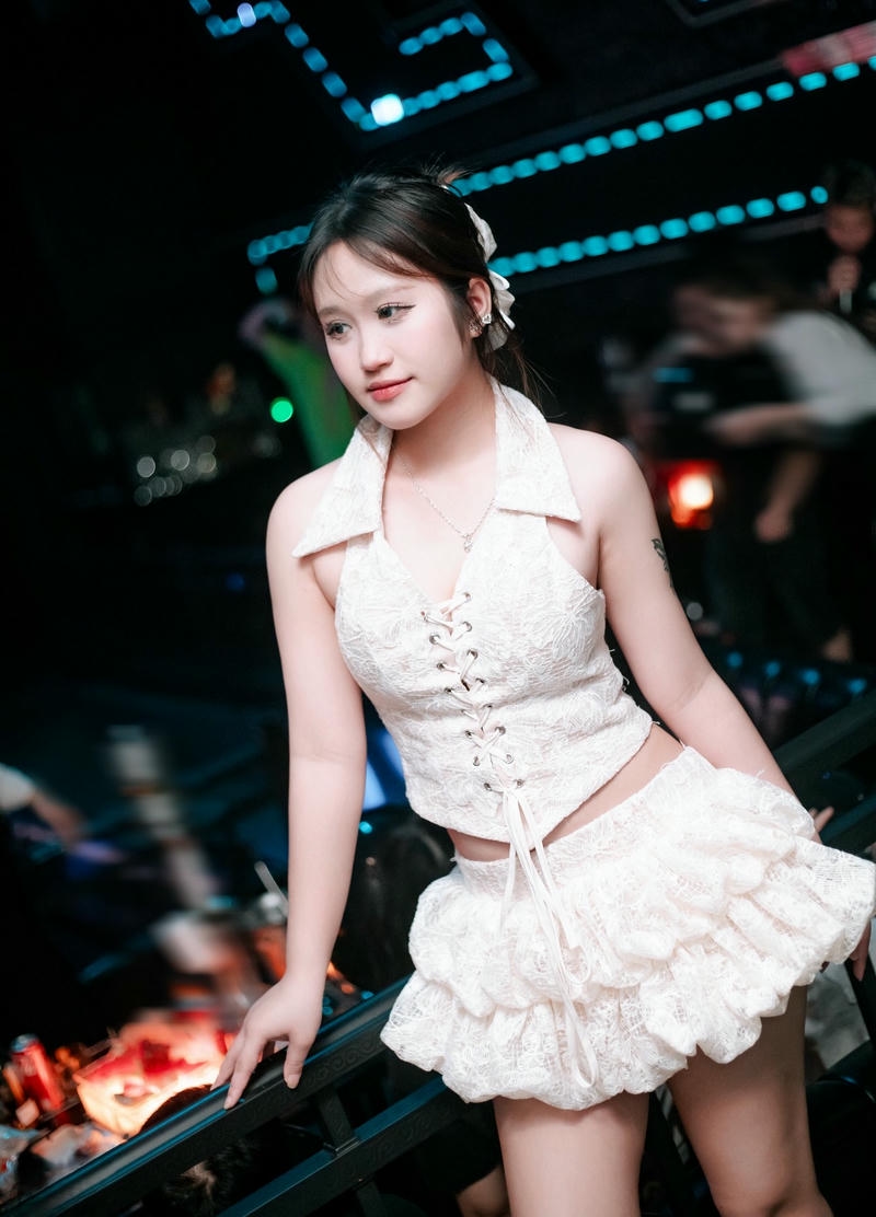 hình gái xinh đi bar đáng yêu