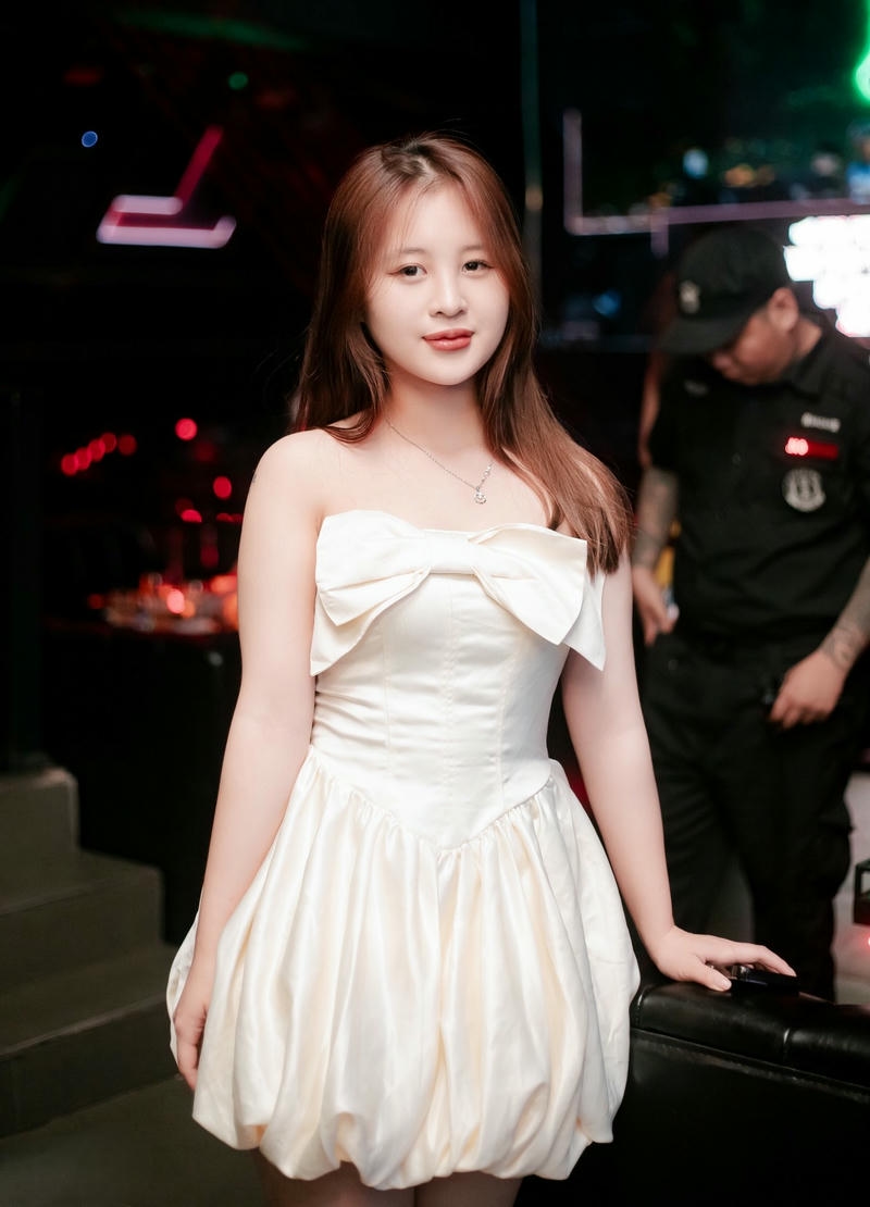 hình gái xinh đi bar dễ thương