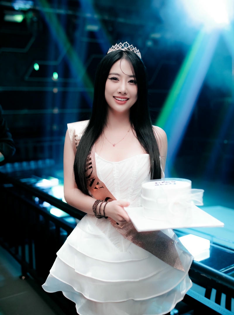 hình gái xinh đi bar đẹp