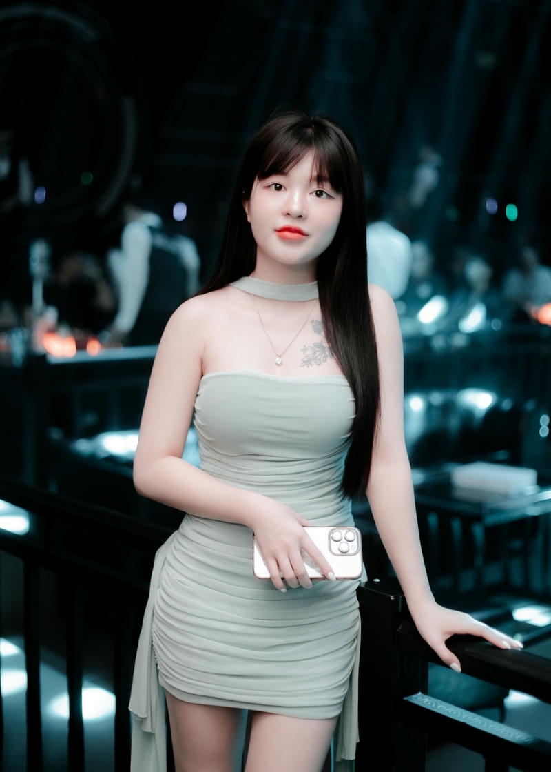 hình gái xinh đi bar quyến rũ