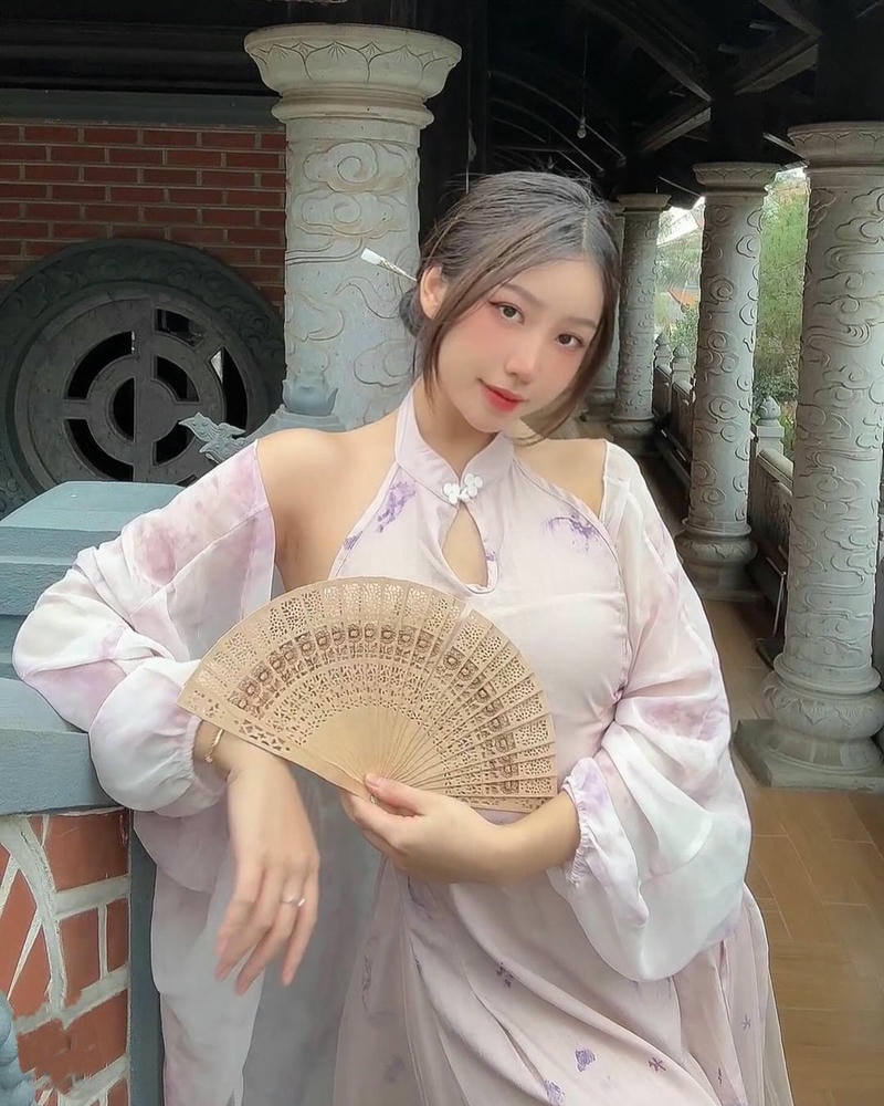 hình nền điện thoại gái xinh cầm quạt