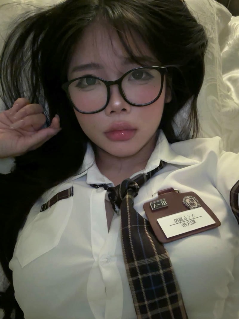 khúc thị hương đeo kính