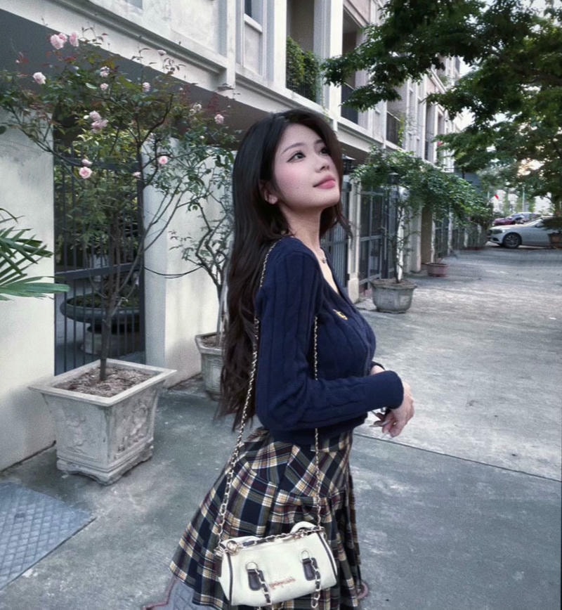 khúc thị hương đeo túi