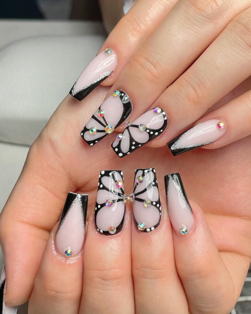 nail bướm trong