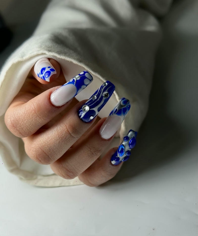 nail cá tính chấm bi xanh trắng