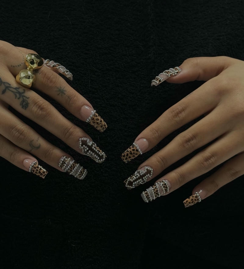 nail cá tính đính chữ thập