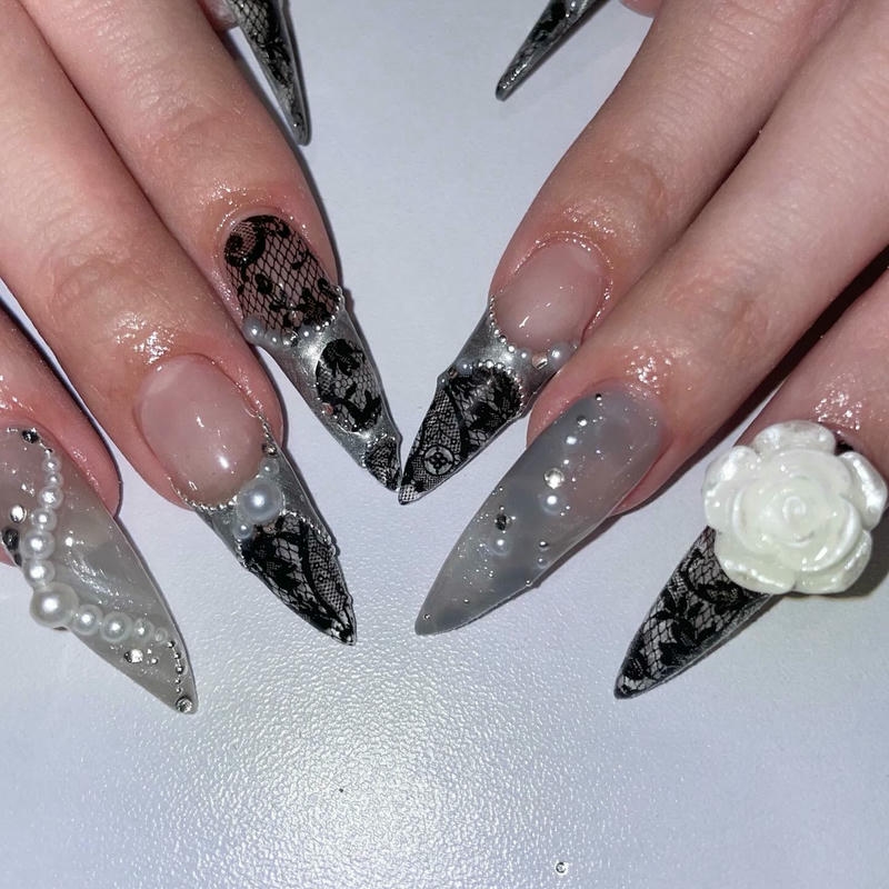 nail cá tính đính hoa hồng