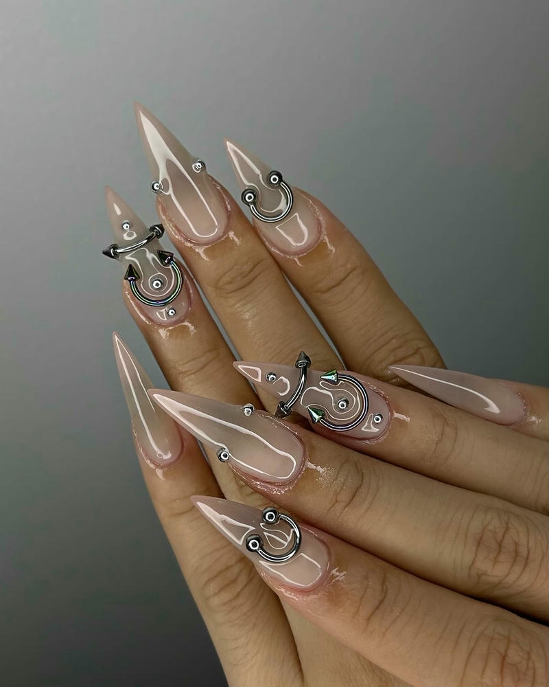 nail cá tính đính khuyên