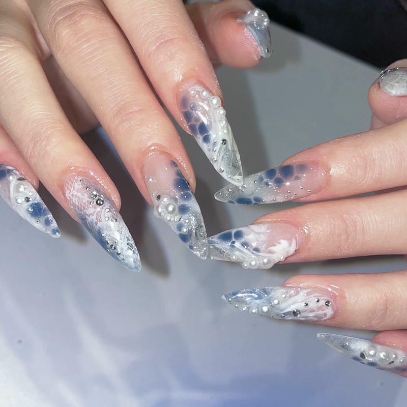 nail cá tính vân xanh trắng