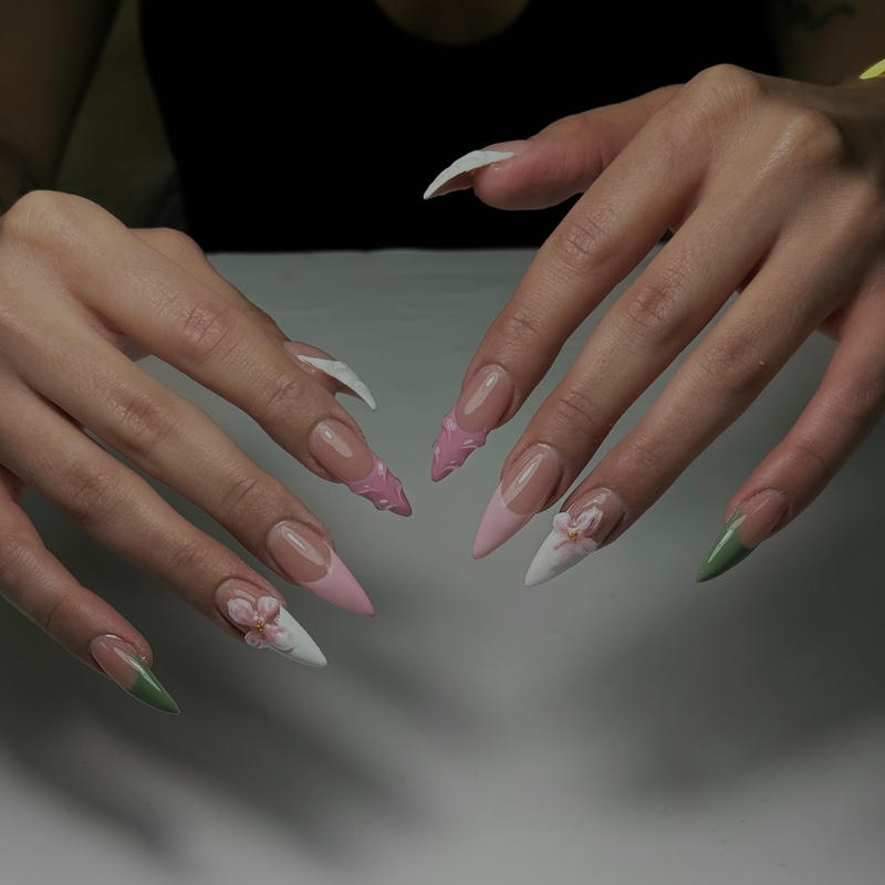 nail cá tính vẽ hoa ly