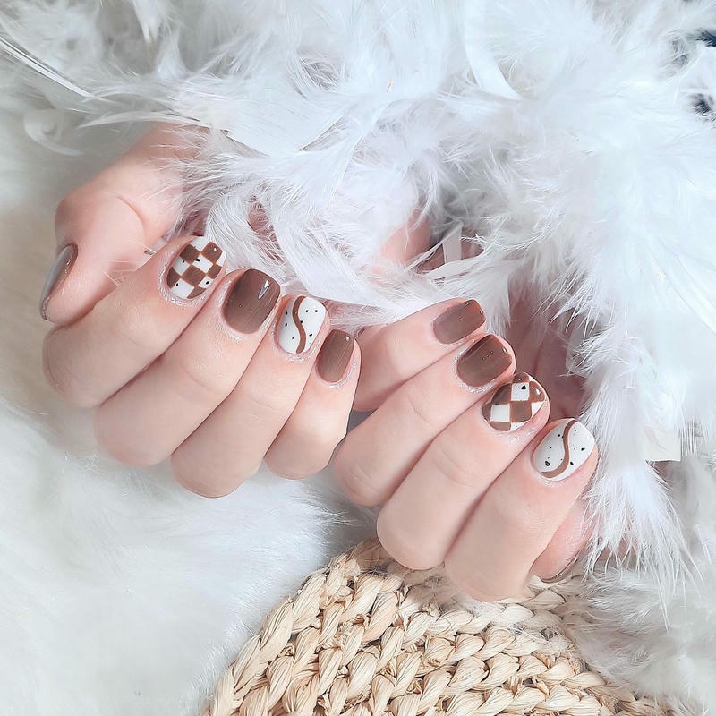 nail caro nâu trắng