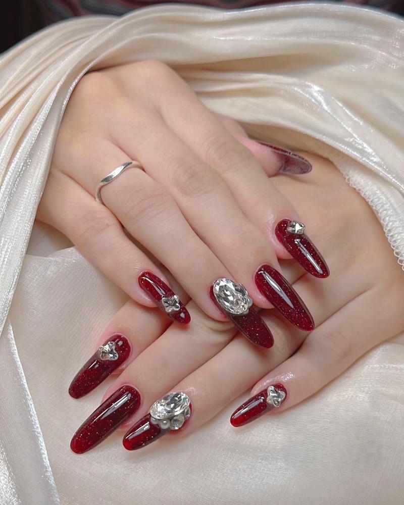 nail chụp kỷ yếu đỏ đính đá