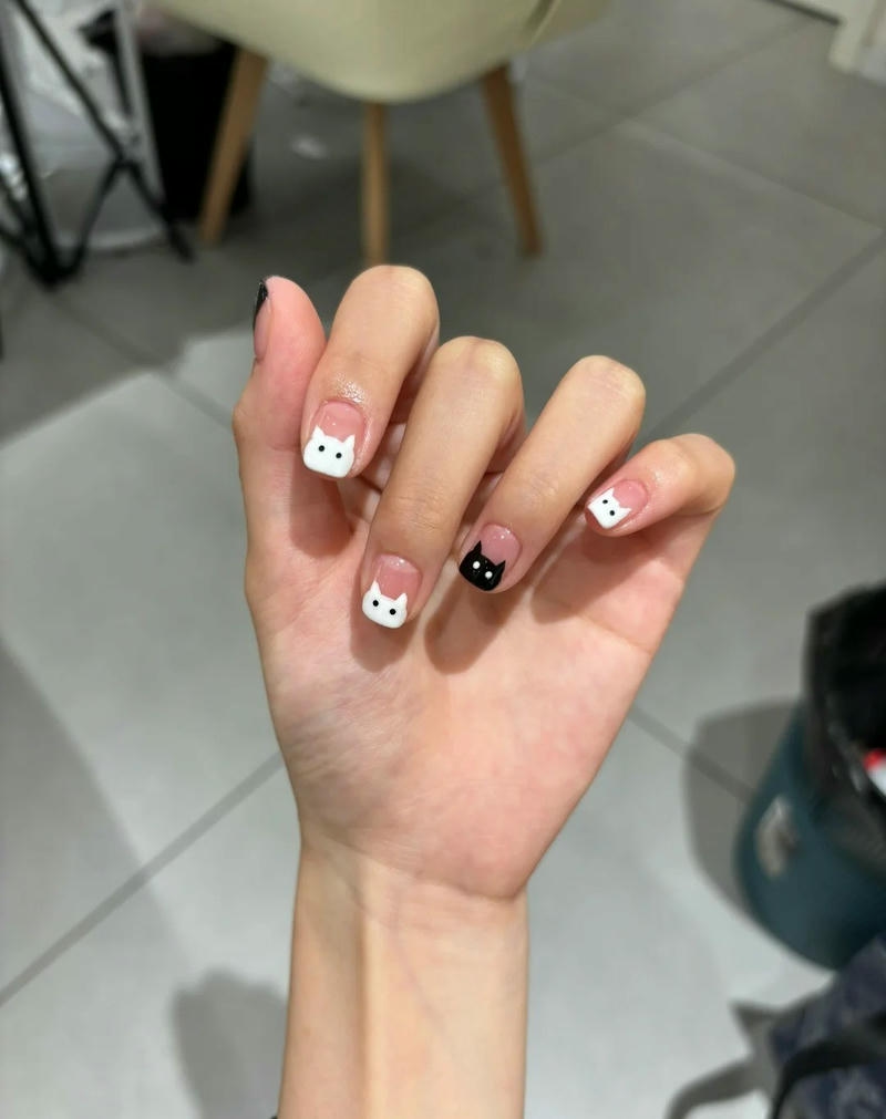 nail con mèo đen trắng
