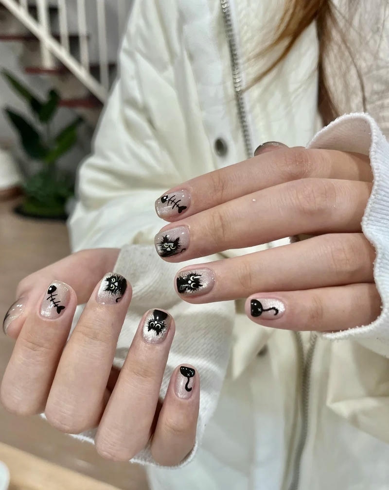 nail con mèo đen xù lông