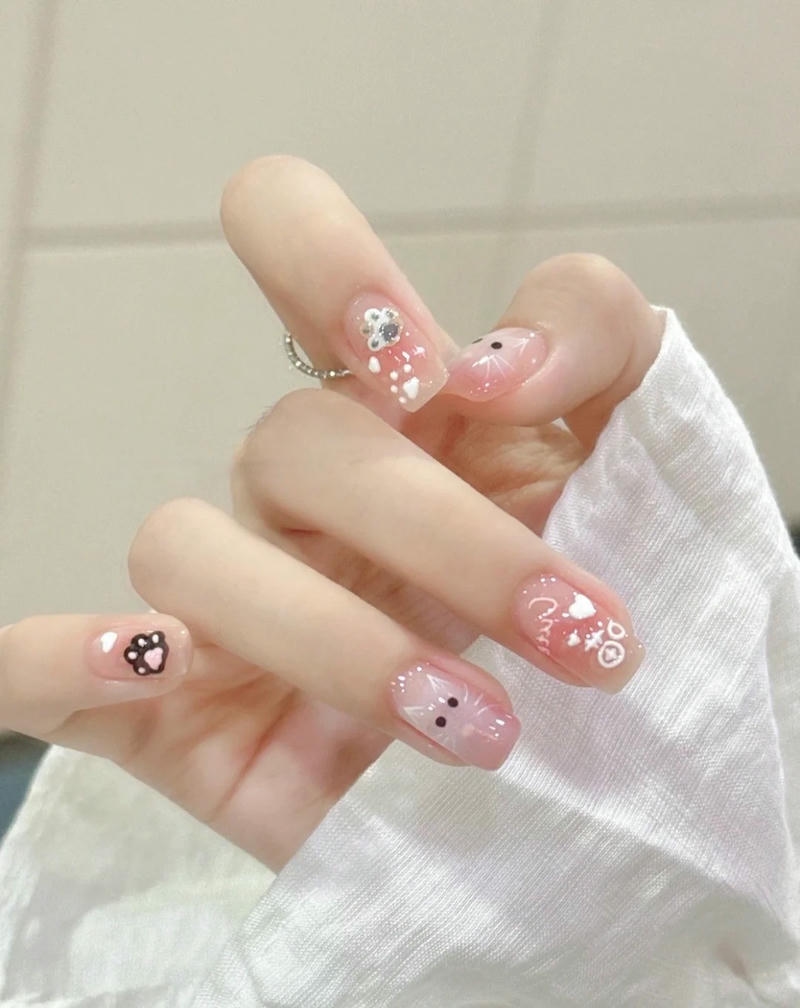 nail con mèo dịu dàng