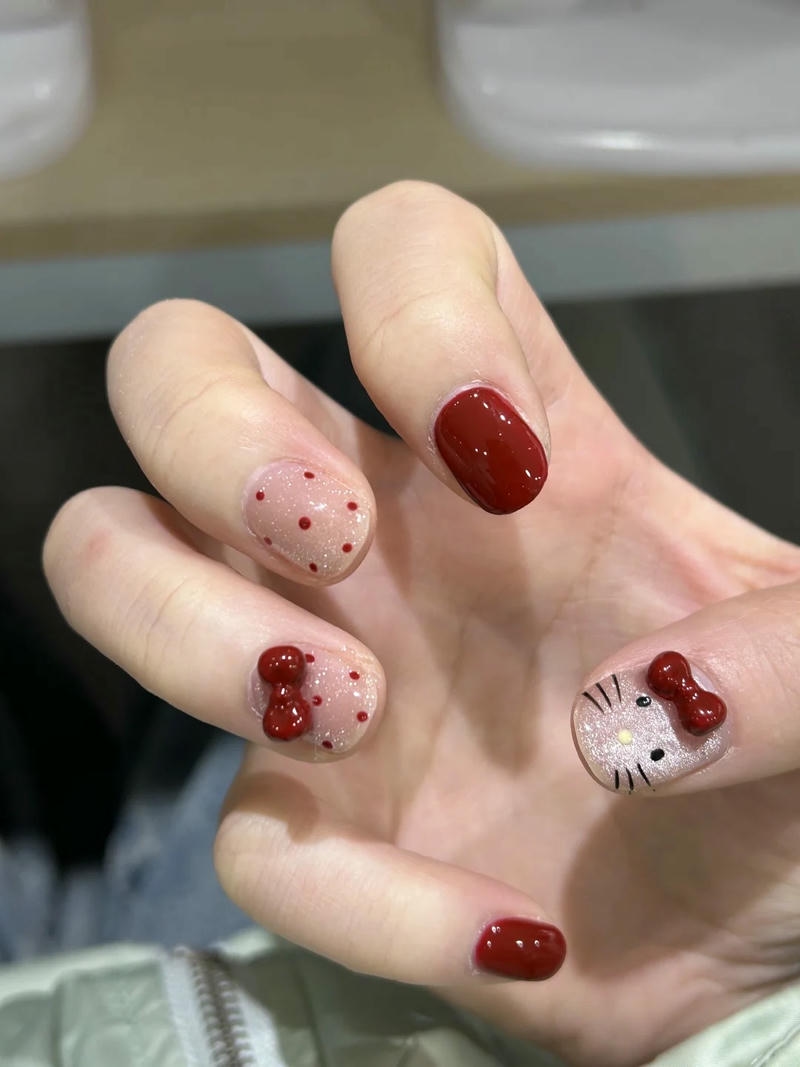 nail con mèo mắt mèo