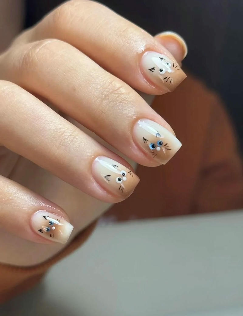 nail con mèo nâu