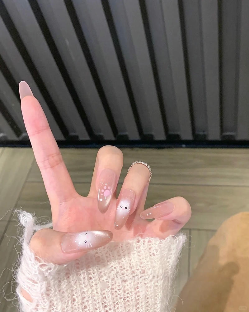 nail con mèo sáng