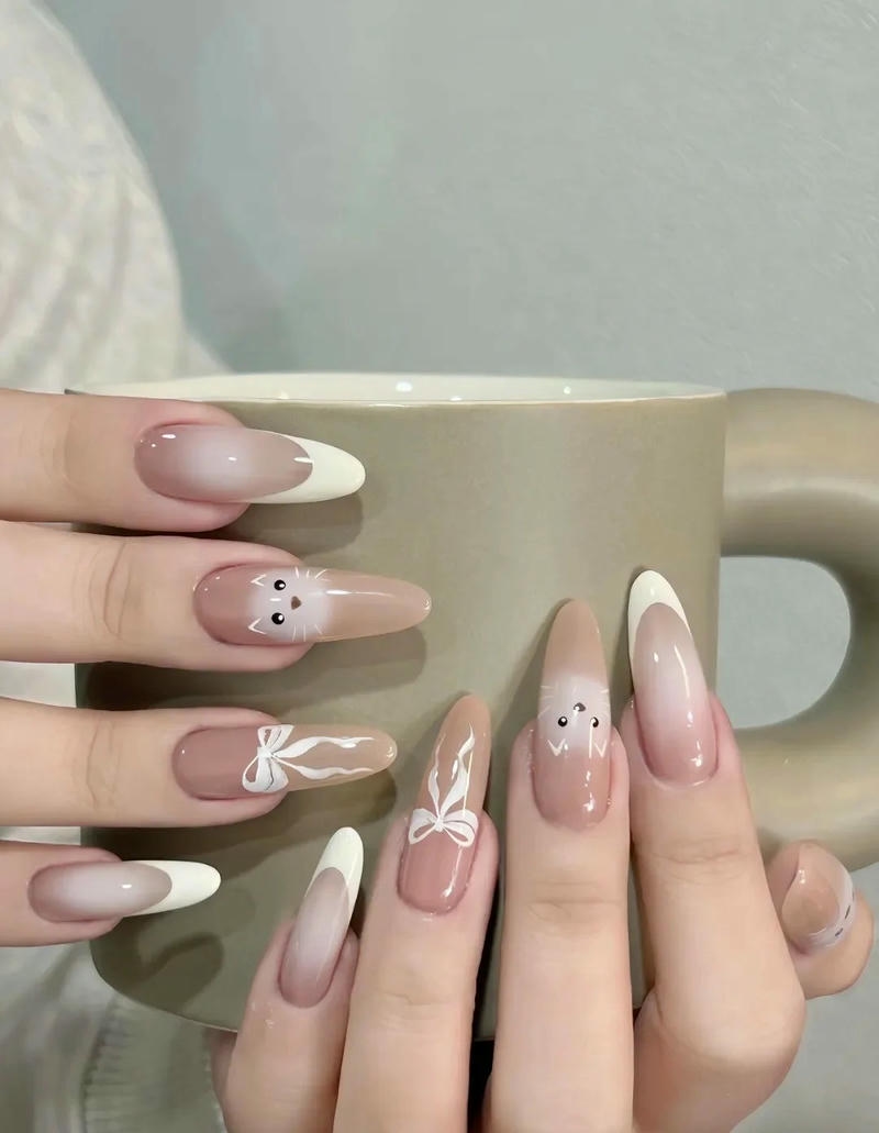 nail con mèo trắng