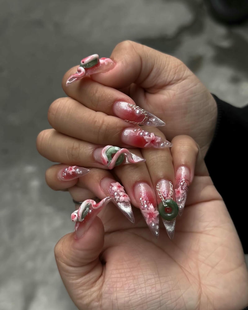 nail con rắn đỏ trắng