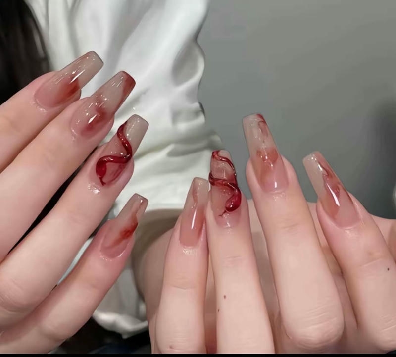 nail con rắn đỏ