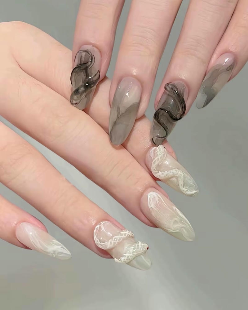 nail con rắn loang màu