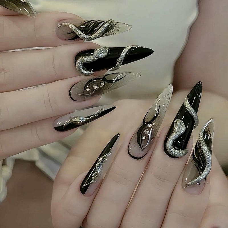 nail con rắn năm