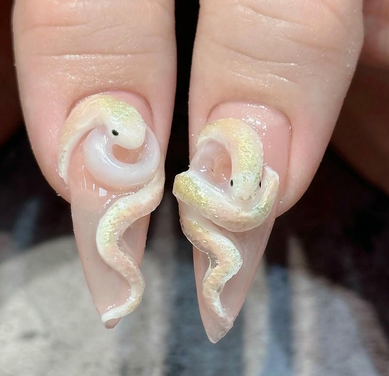 nail con rắn quấn vàng