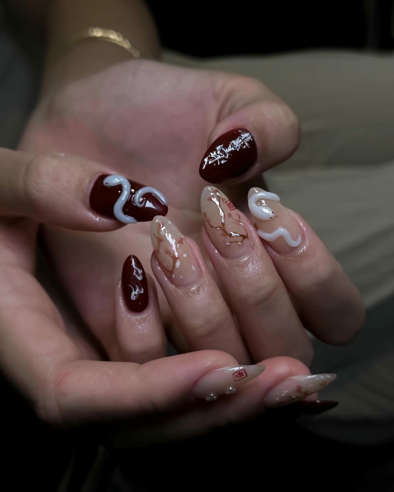 nail con rắn trắng