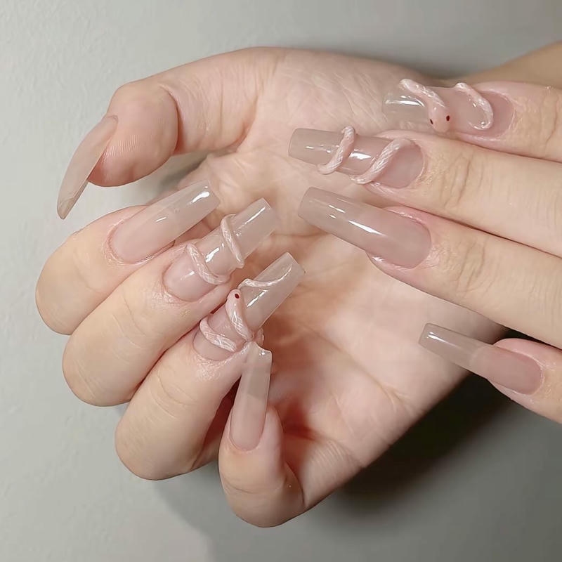 nail con rắn trong