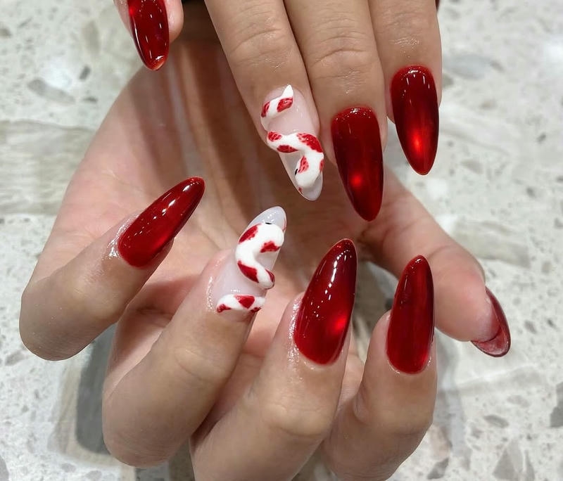 nail con rắn vân đỏ trắng